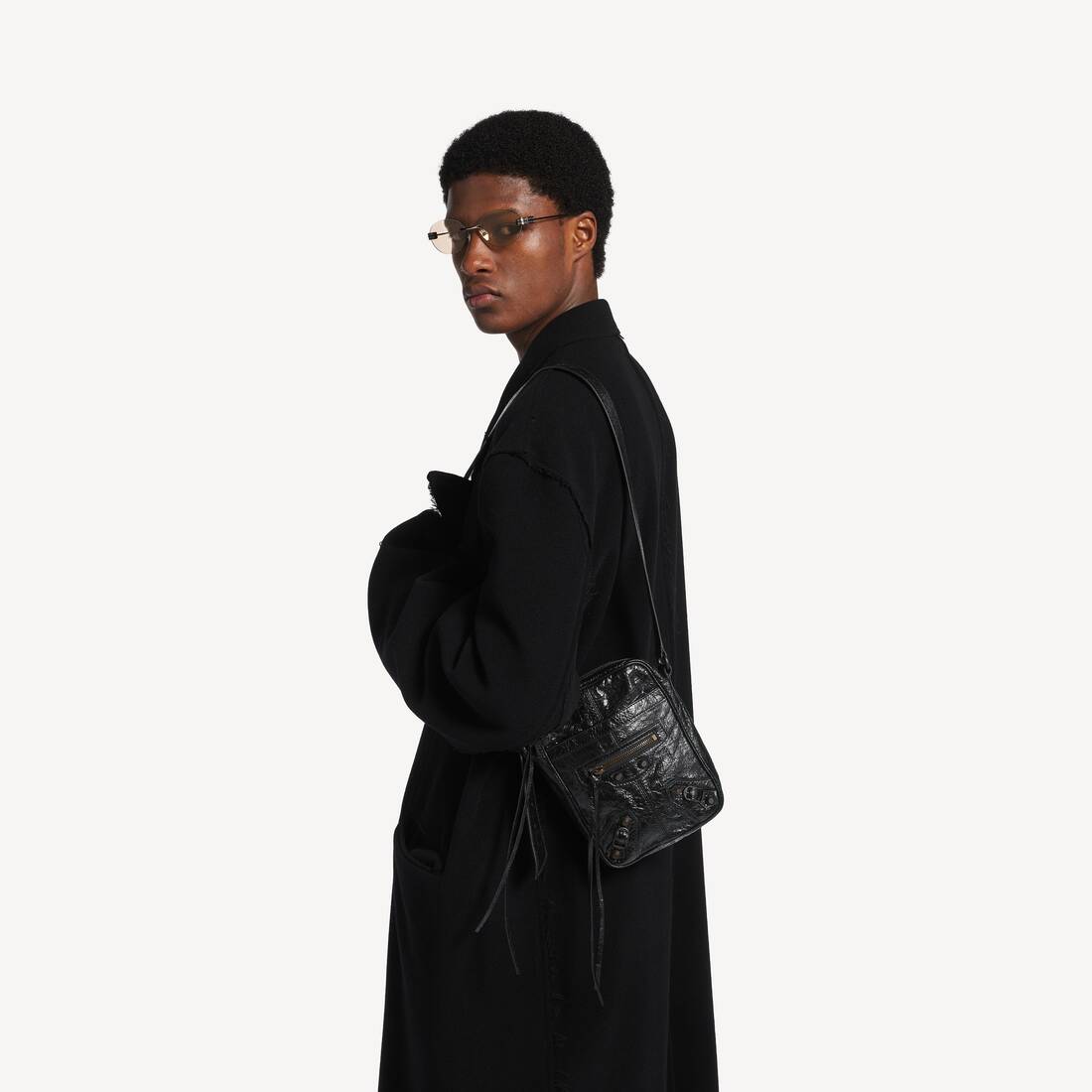 Men's Le City Vertical Crossbody Bag in Black